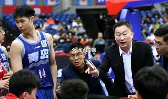 乐意电竞APP下载-青岛男篮憋大招！2米16防守铁闸空降，刘维伟这招棋妙在哪儿？|米奇|克劳福德|贾马尔-克劳福德|广州队|青岛队_新浪体育_新浪新闻