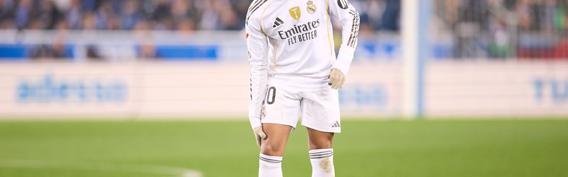 乐鱼电竞官方网-队报：姆巴佩受膝痛困扰，但皇马处境不佳需要他克服伤病连续出战