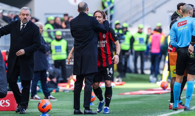 Leyu 体育网站-米兰1-0莱切幕后：阿莱格里频繁与替补席的莫德里奇讨论场上局势