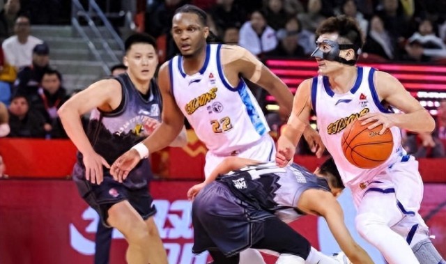 乐鱼电竞官方网-事情闹大！广厦爆冷之夜，安保骂孙铭徽家人，球迷：CBA草台班子