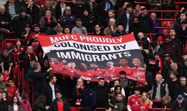 乐鱼电竞官方网-彻底激怒！曼联球迷拉横幅硬刚老板，拉特克利夫言论遭公开打脸|加里-莱因克尔|英国足球|丹·伯恩|摩纳哥|移民_新浪体育_新浪新闻